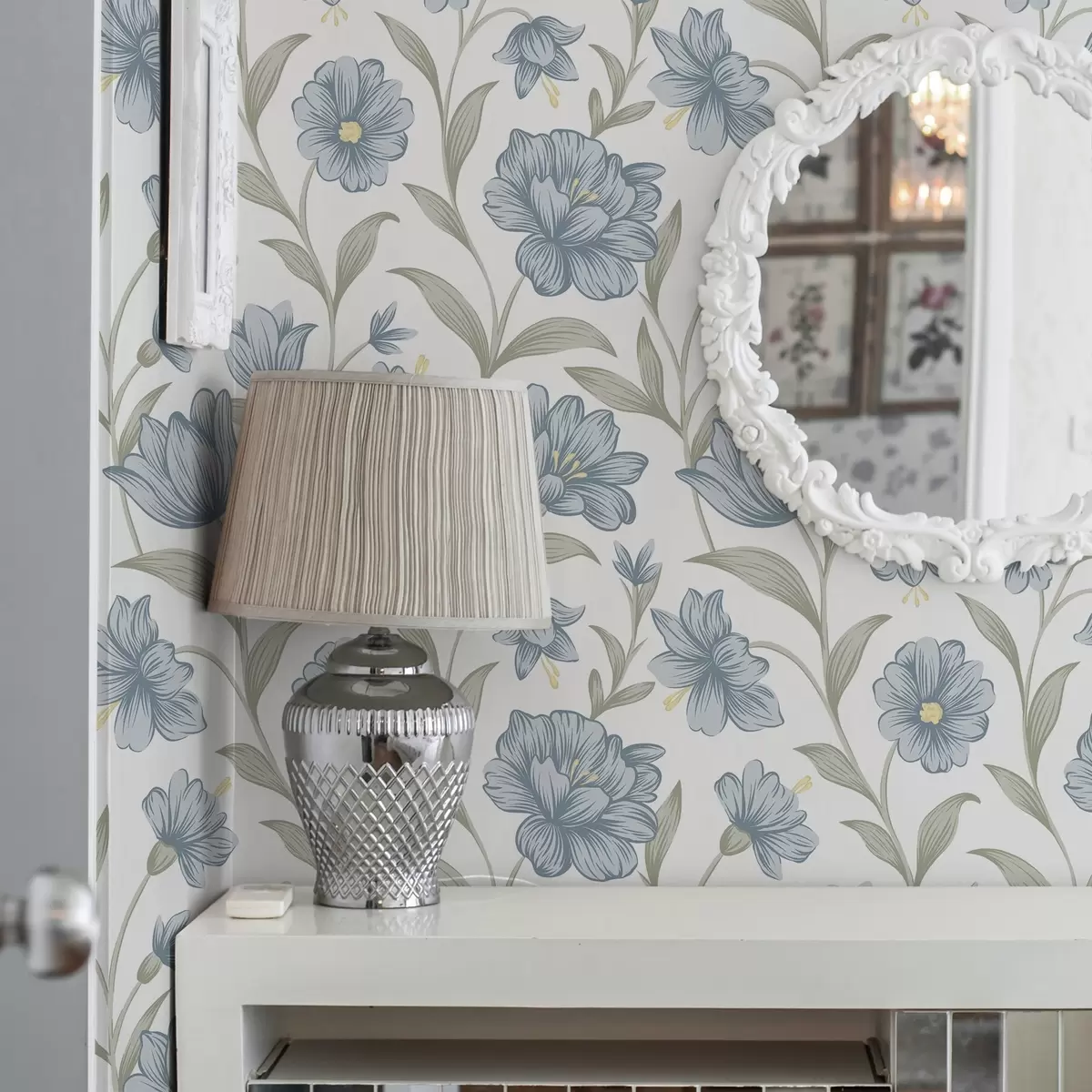 Baggrund Støvede blå blomster med olivenblade på hvid baggrund a00780