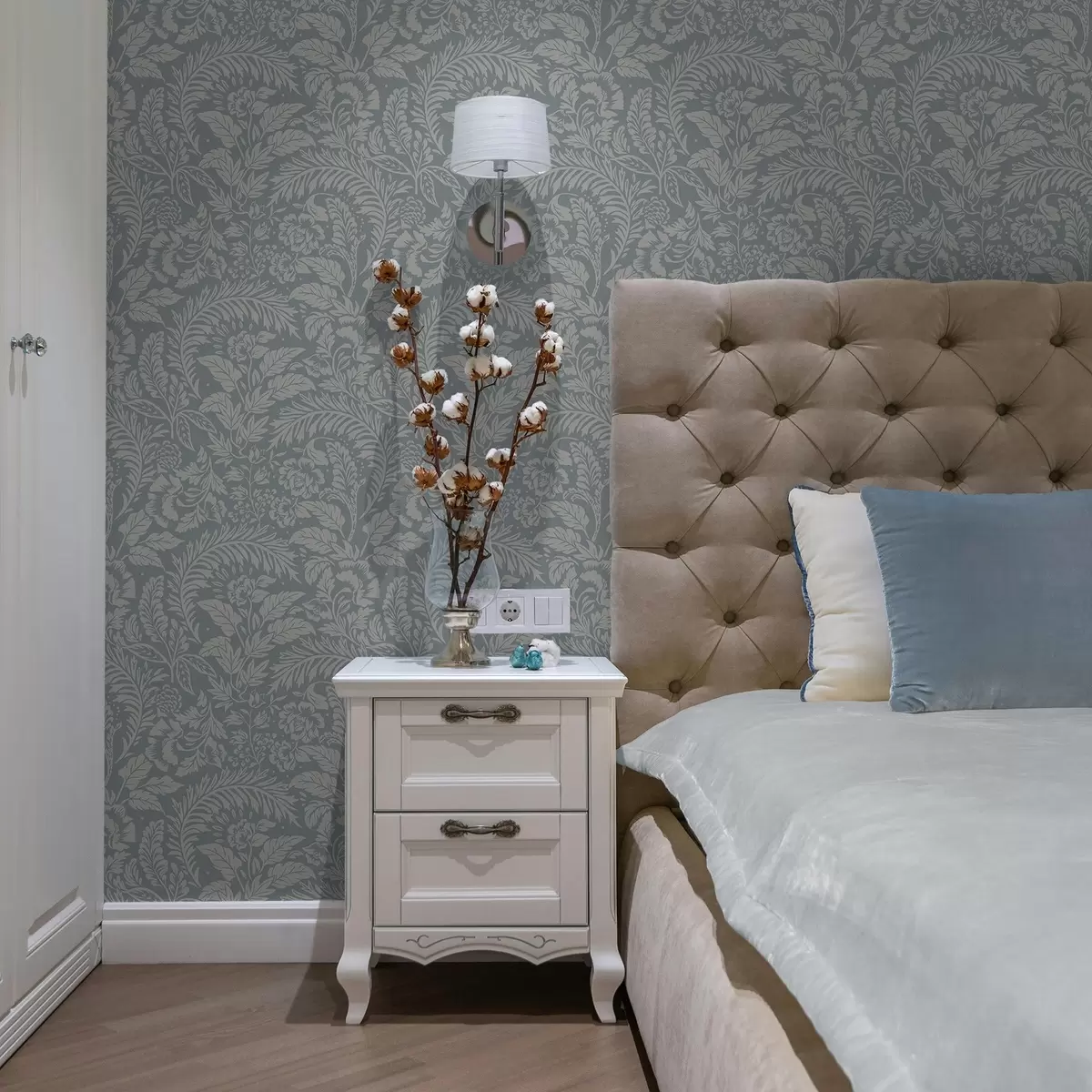 Papier peint Motif floral monochrome sur fond gris-bleu a00859