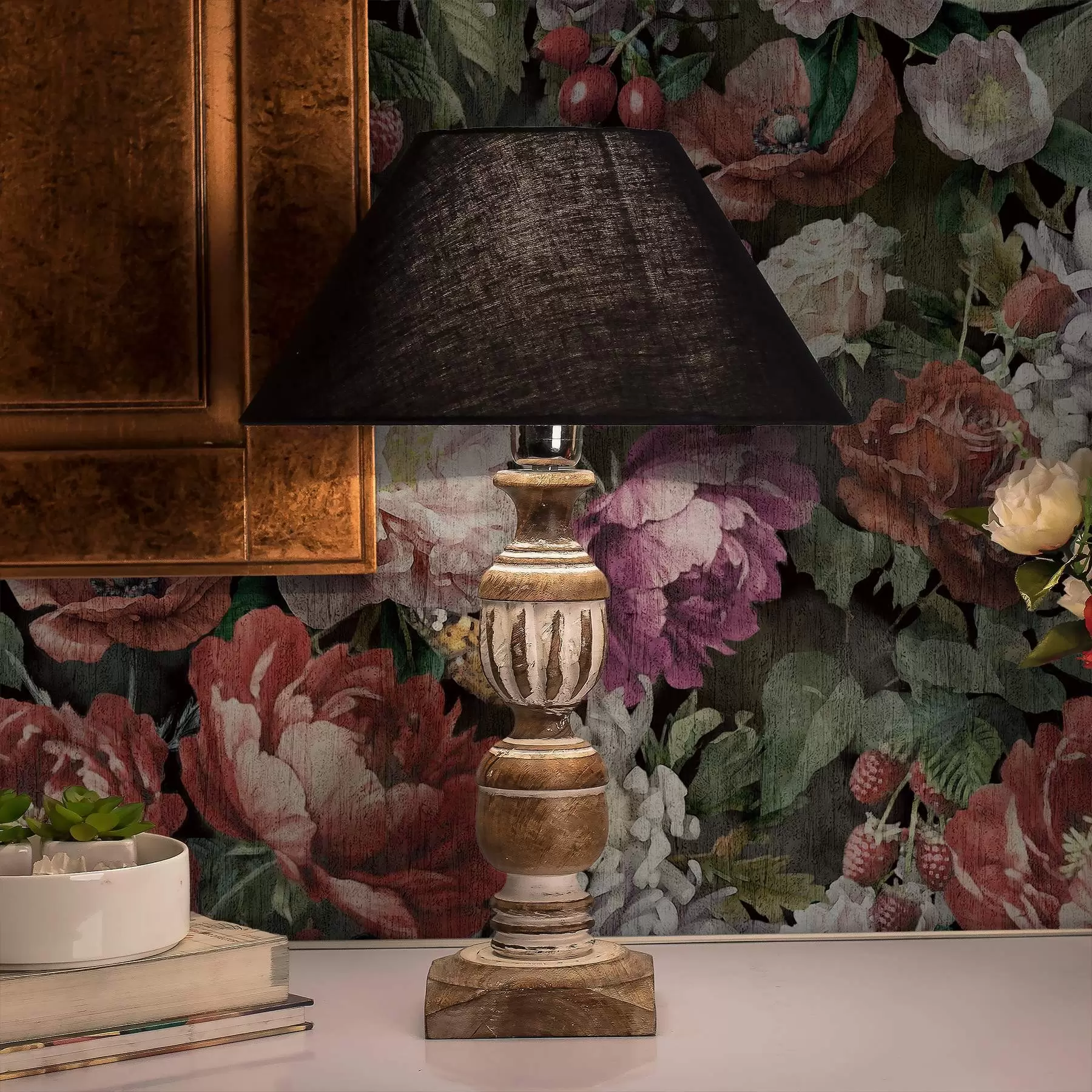 fototapeter Mørke dramatiske pæoner, bær og sommerfugl på sort baggrund a00862