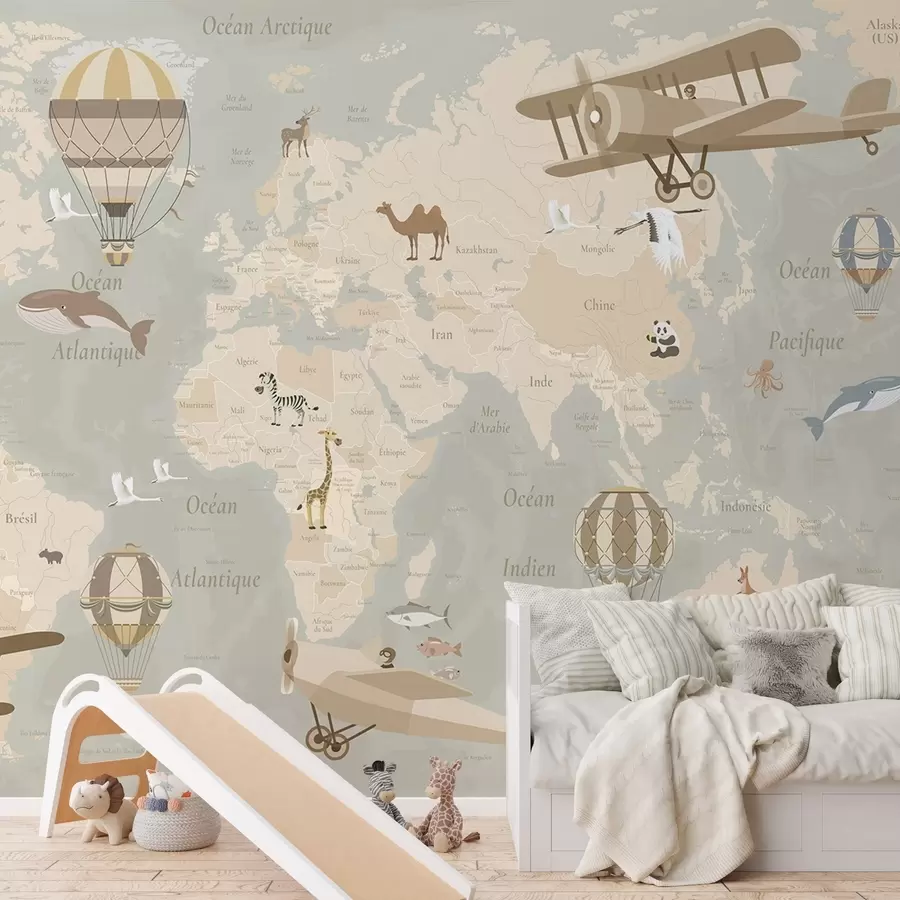 Murale Carte du monde pour enfants avec des animaux, des avions et des montgolfières. En français. Couleur beige. c00003fr