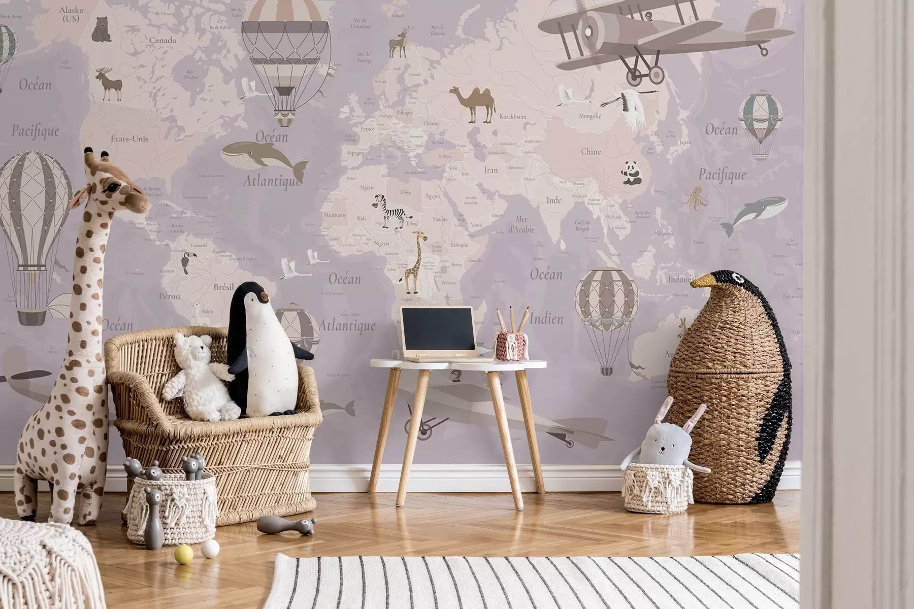 Murale Carte du monde pour enfants avec des animaux, des avions et des montgolfières. En français. Couleur violette. c00003frv4