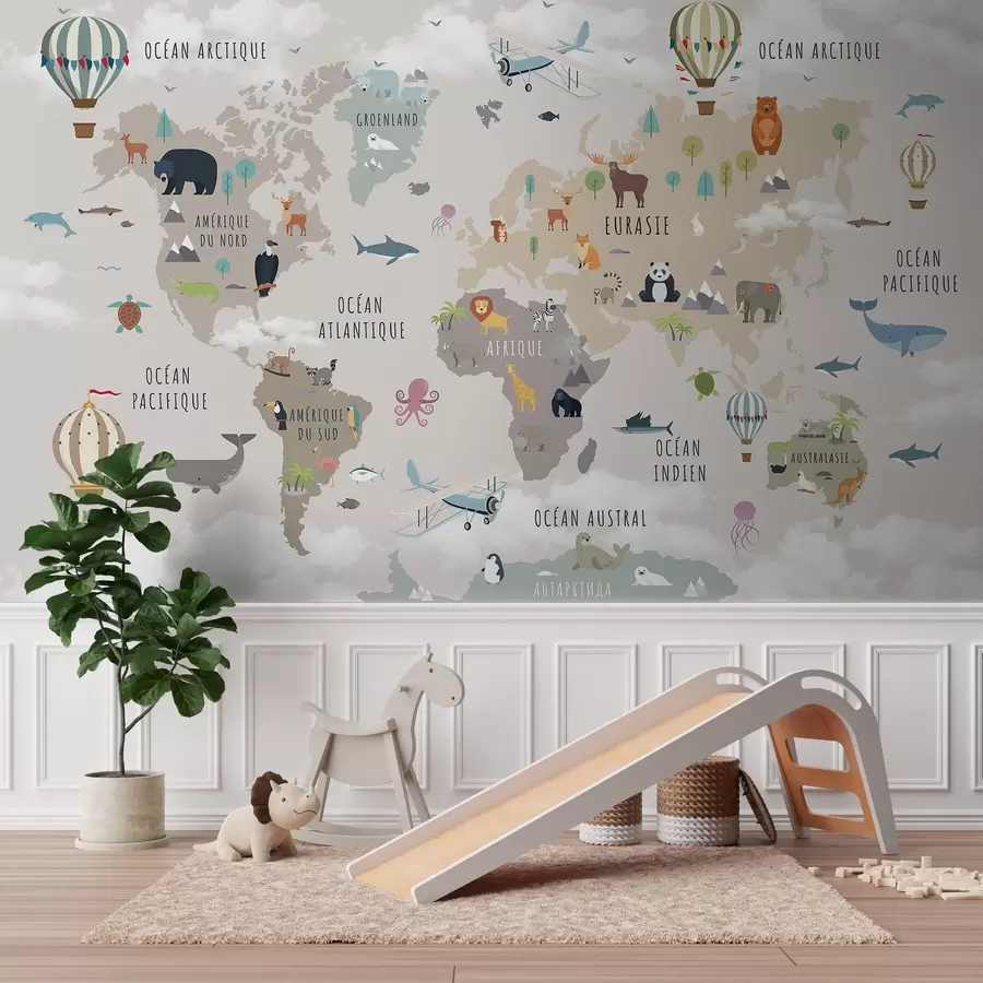 Murale Carte du monde pour enfants avec des animaux et des montgolfières. En français. c00002fr