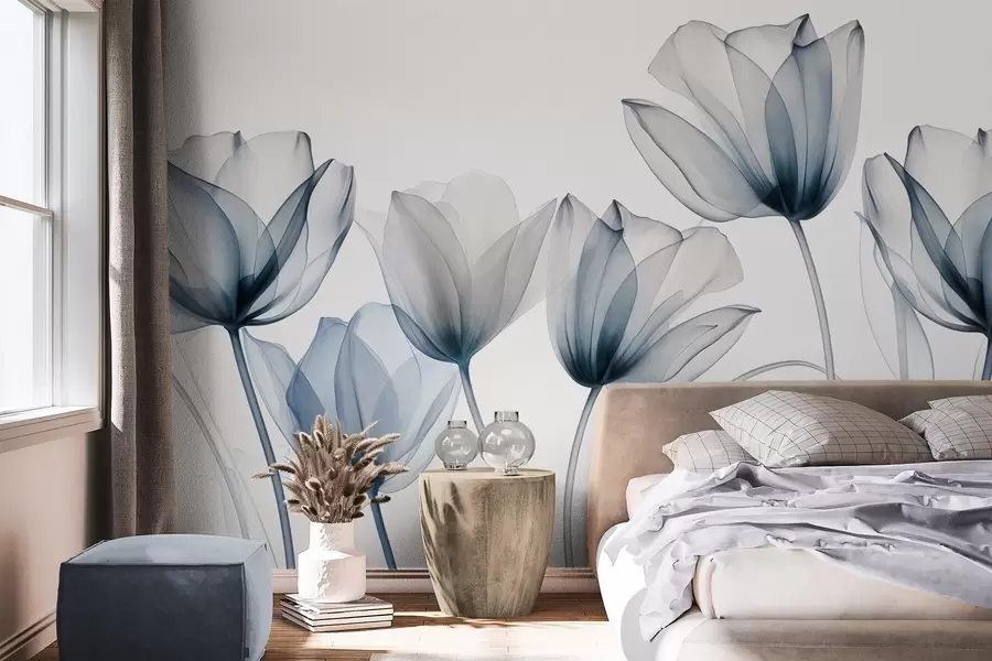 Fototapete Durchscheinende blaue und weiße Tulpenblüten mit langen Stielen vor hellem Hintergrund, zarte und strukturierte Blumenkunst w09538