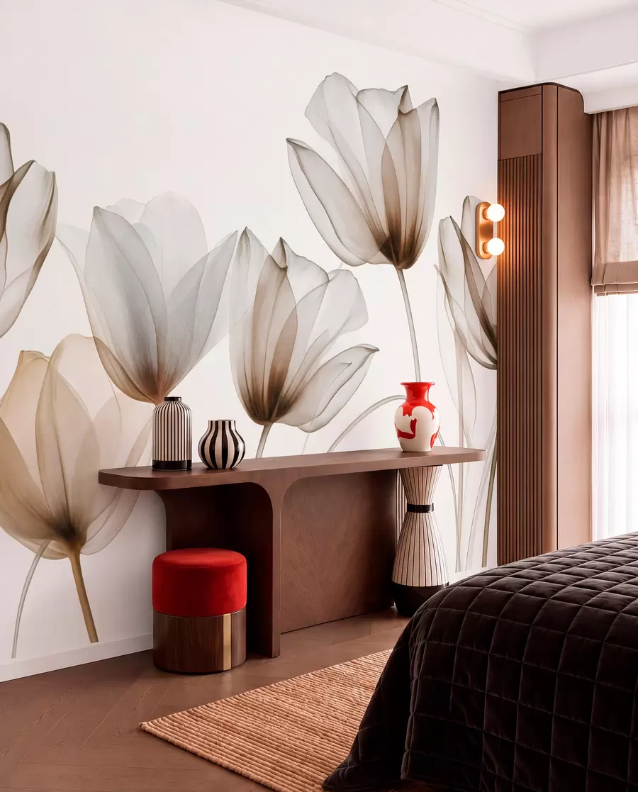 Fototapete Durchscheinende braune und weiße Tulpenblüten mit langen Stielen vor hellem Hintergrund, zarte und strukturierte Blumenkunst w09538v1
