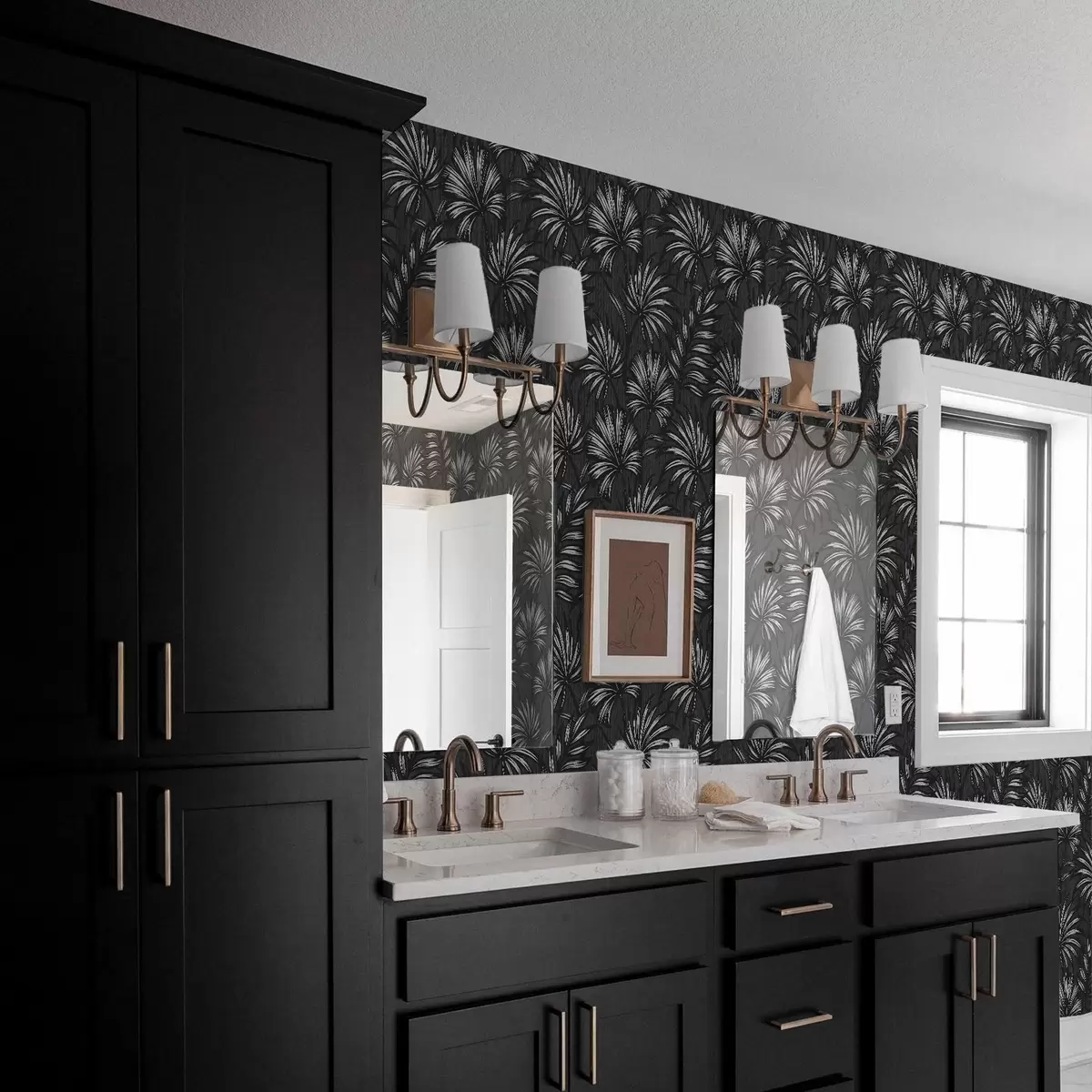 Baggrund Sorte og hvide palmeblade på mørk baggrund a00891