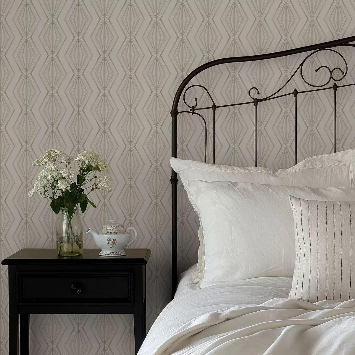 Papier peint Ornement léger en diamant dans des tons beiges apaisants a00925v2