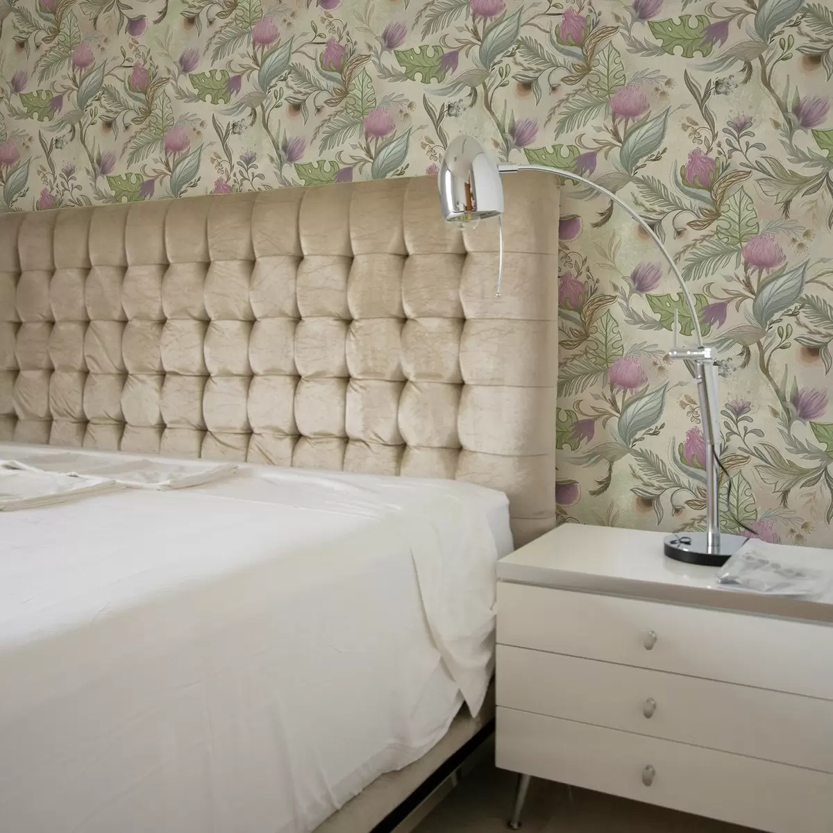 Baggrund Lilla knopper og blødt grønt på en cremefarvet baggrund a00930v2