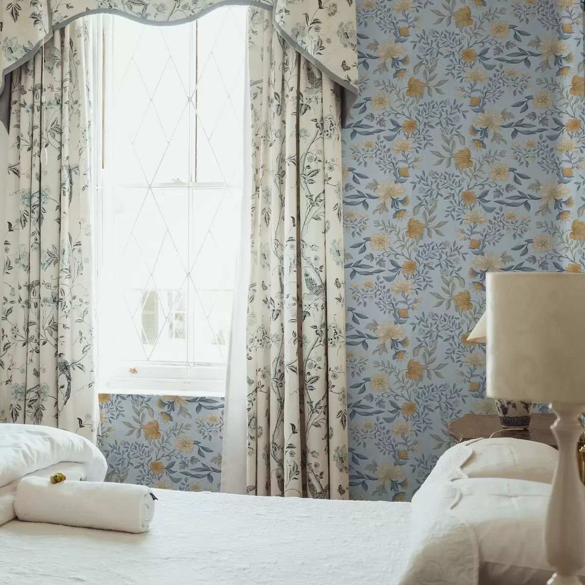 Tapete Gelbe und blaue Blumen mit Blättern auf himmelblauem Hintergrund a00934