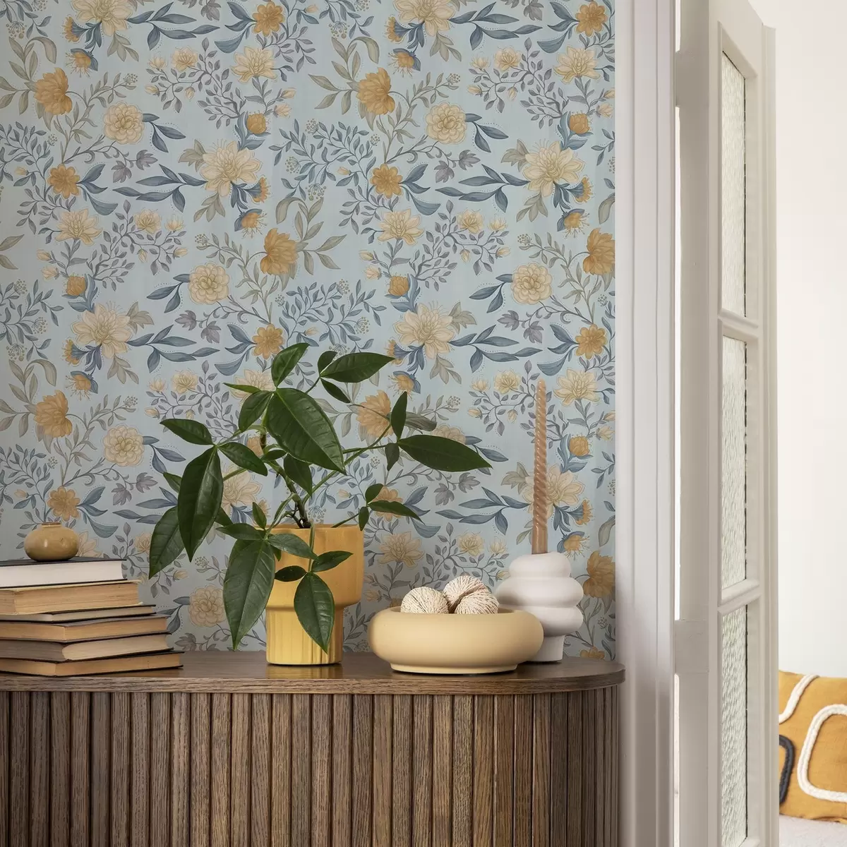 Tapete Gelbe und blaue Blumen mit Blättern auf himmelblauem Hintergrund a00934