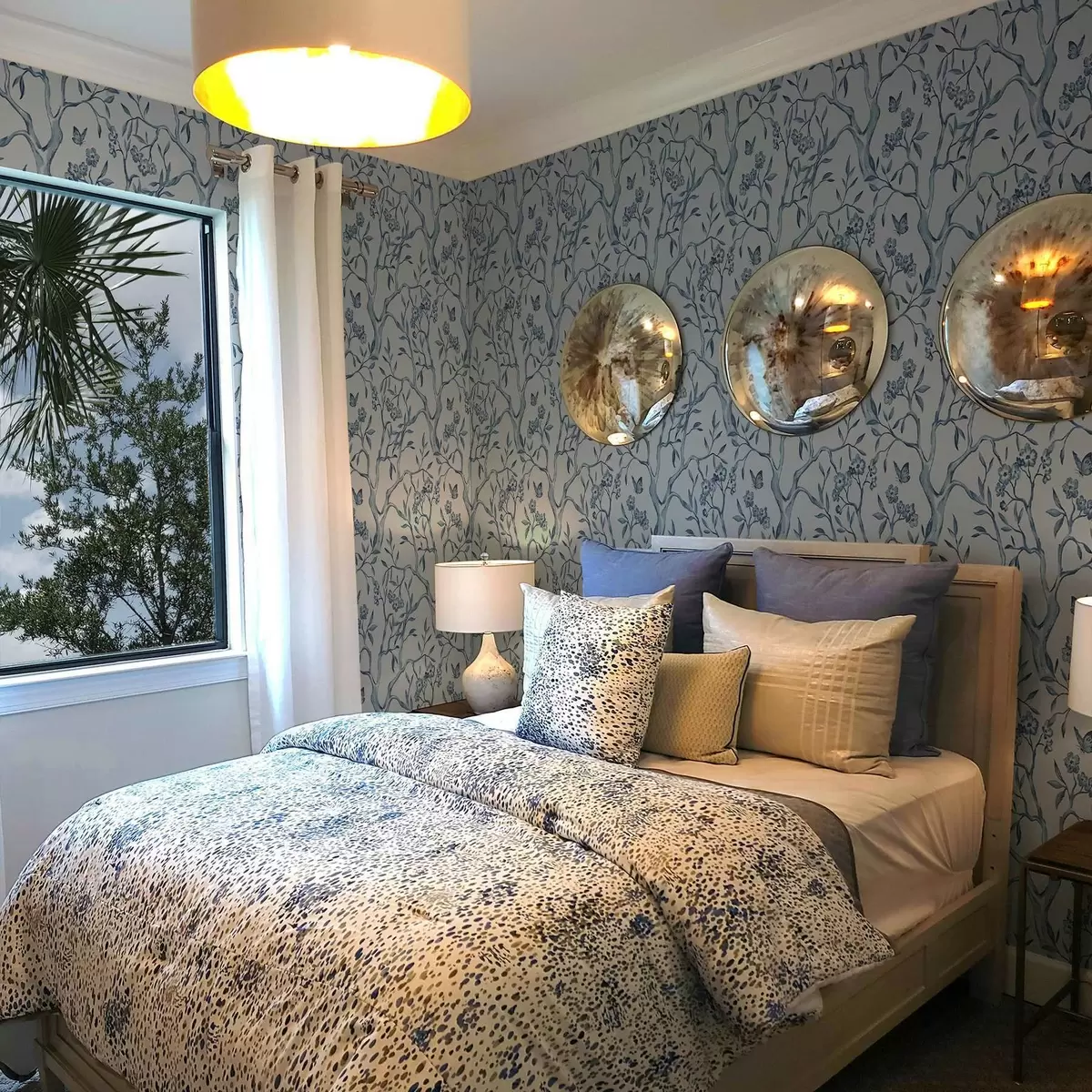 Papier peint Branches bleues aquarellées avec fleurs et papillons sur fond clair a00951