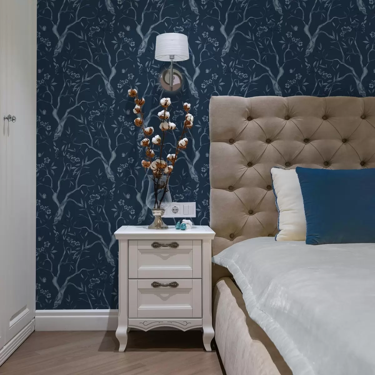 Baggrund Blå blomstrende grene med sommerfugle på mørk baggrund a00951v1