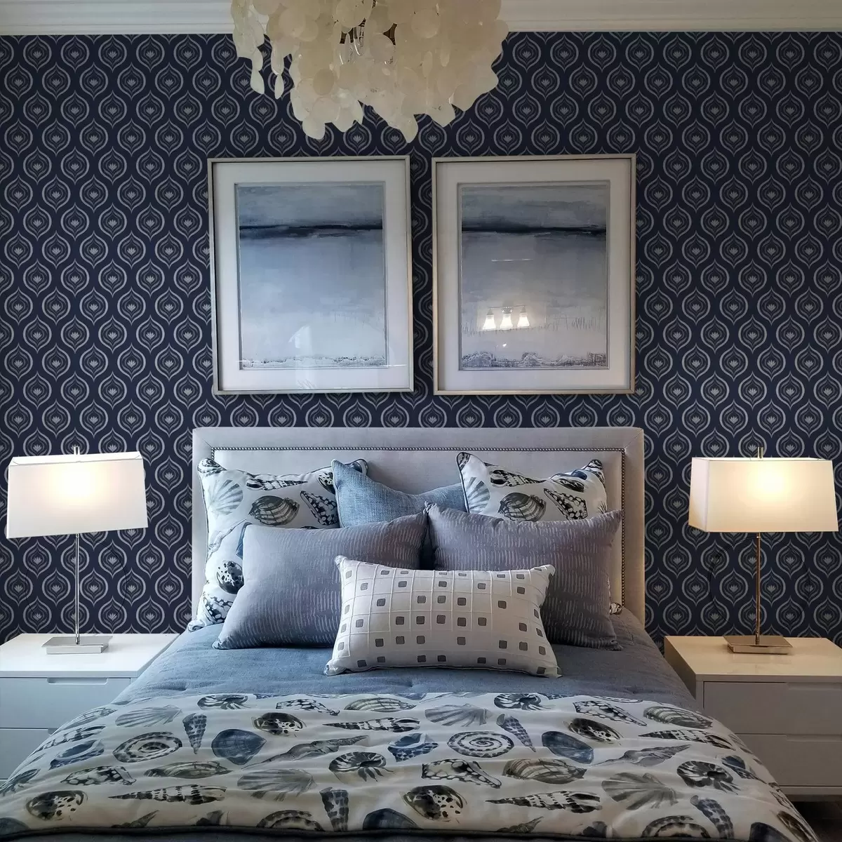 Baggrund Kontrasterende dråbemotiver med en blomst på en mørk marineblå baggrund a00977v1