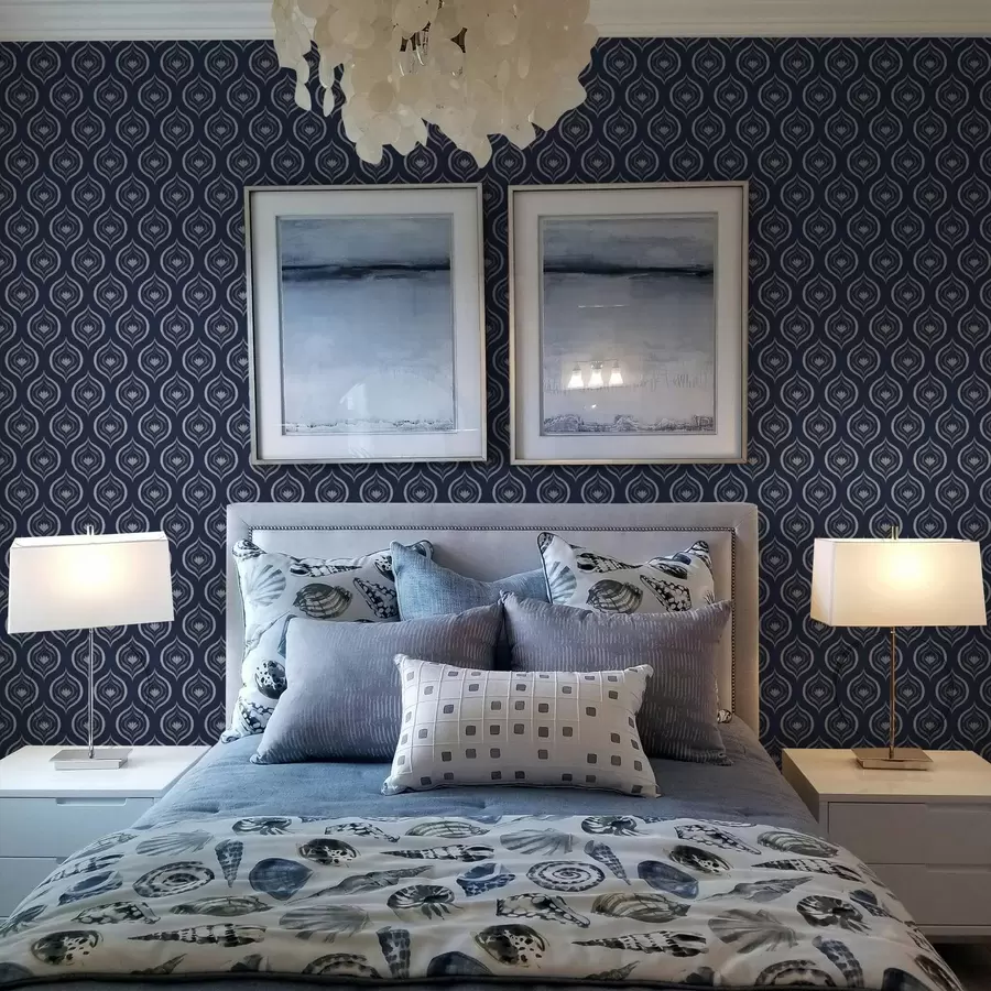 fototapeter Kontrasterende dråbemotiver med en blomst på en mørk marineblå baggrund a00977v1