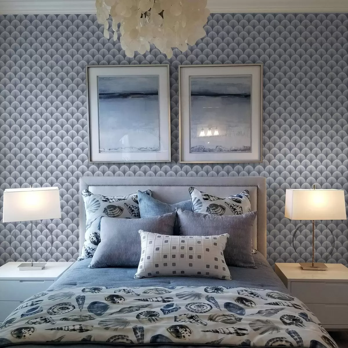 Baggrund Blå viftebuer med stråler på en lyseblå baggrund a00978v1