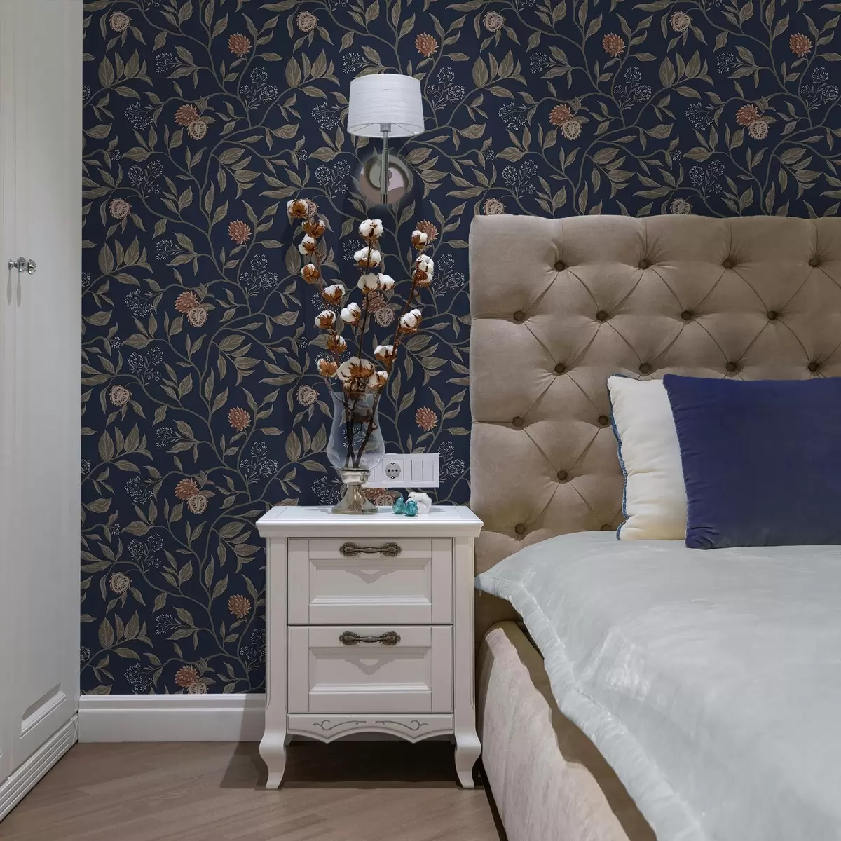 Baggrund Blå have med grene, frugter og små blomster a00959