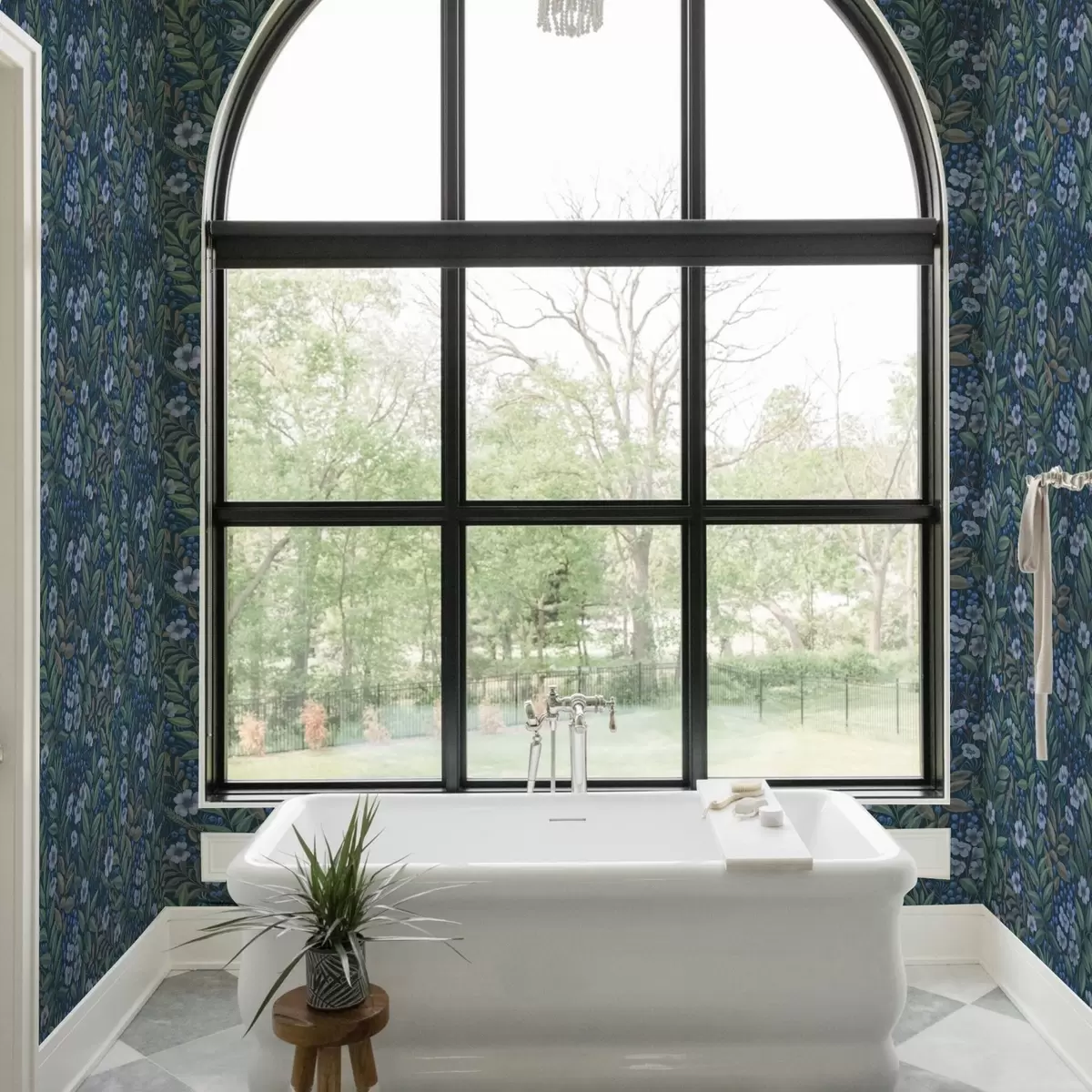 Papier peint Baies bleu nuit et fleurs blanches dans un feuillage dense a00994