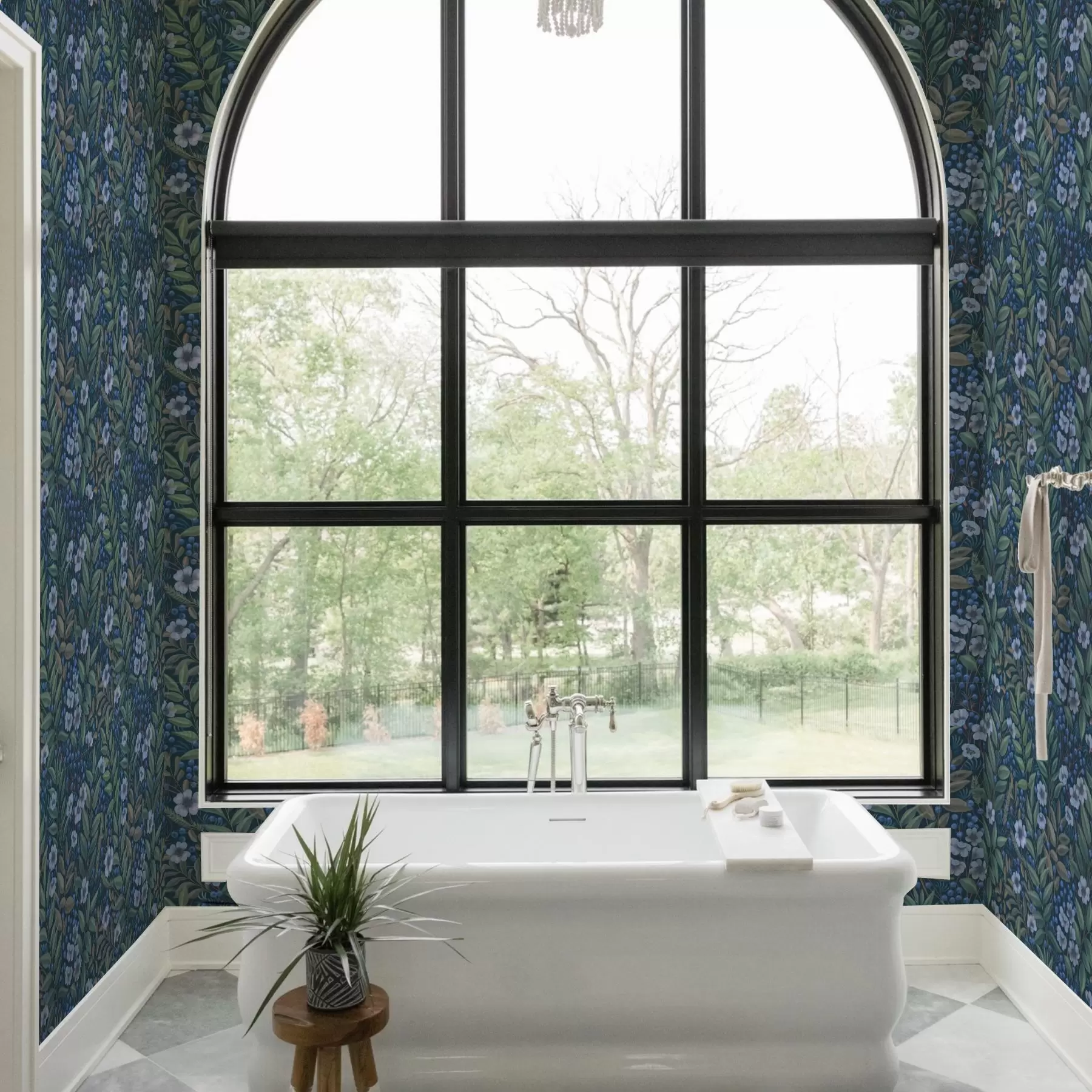 fototapeter Midnatsblå bær og hvide blomster i tæt løv a00994