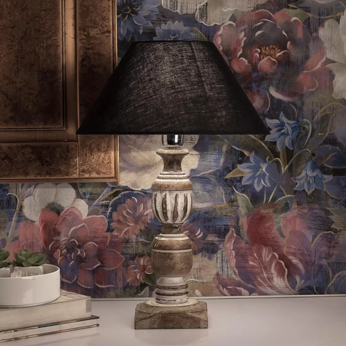 Baggrund Maleriagtig buket med store blomster på dyb indigo baggrund a01021