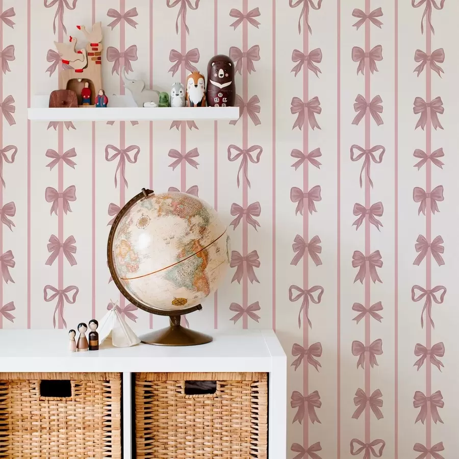 fototapeter Lyserøde sløjfer i lodrette striber på lys baggrund a01075