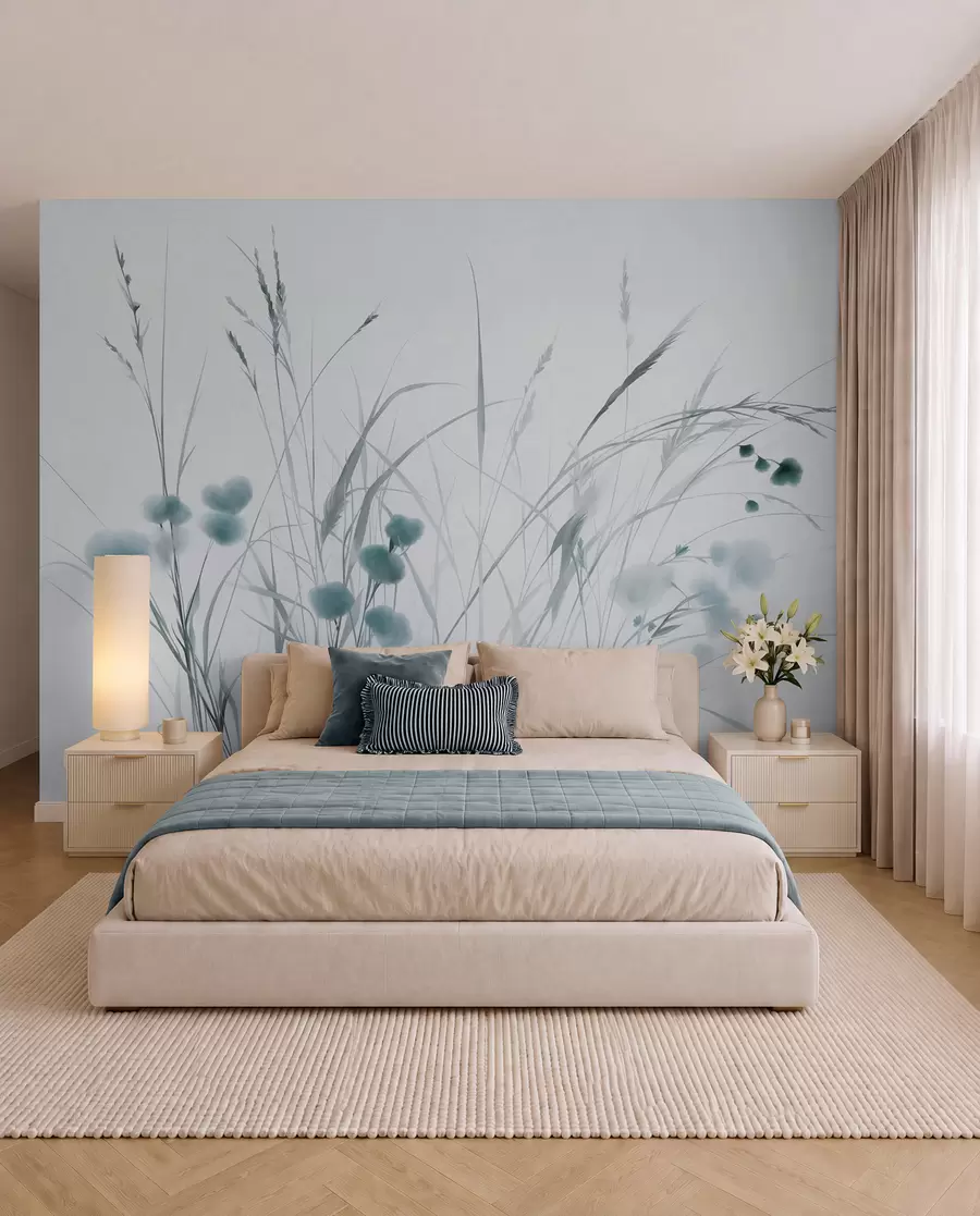 Murale De hautes herbes et de petites fleurs sauvages bleues sur un fond pâle, dans un style bohème texturé w09902v1
