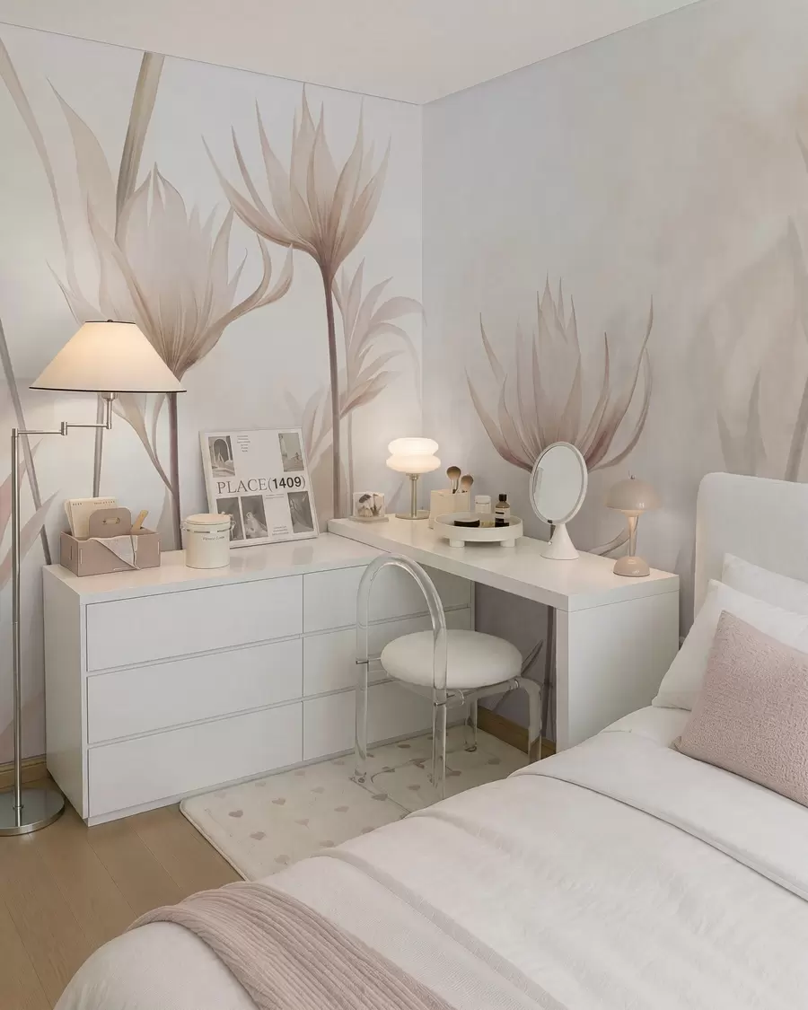 Fototapete Strukturierte, durchscheinende Blüten in zarten Pfirsich- und Beigetönen mit langen Stielen und Blättern w10028
