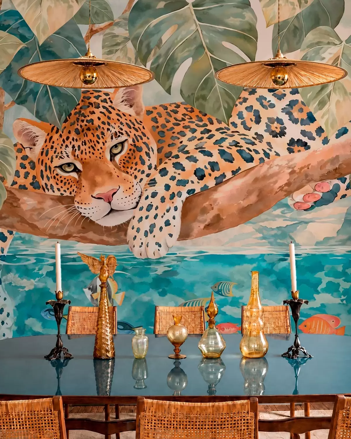 Murale Un léopard perché sur une branche au-dessus de l'eau, avec des poissons colorés w05954